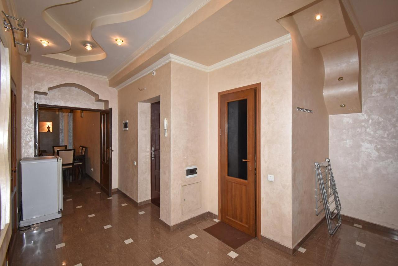 Armenak Apartment 5-Комнатная 耶烈万 外观 照片