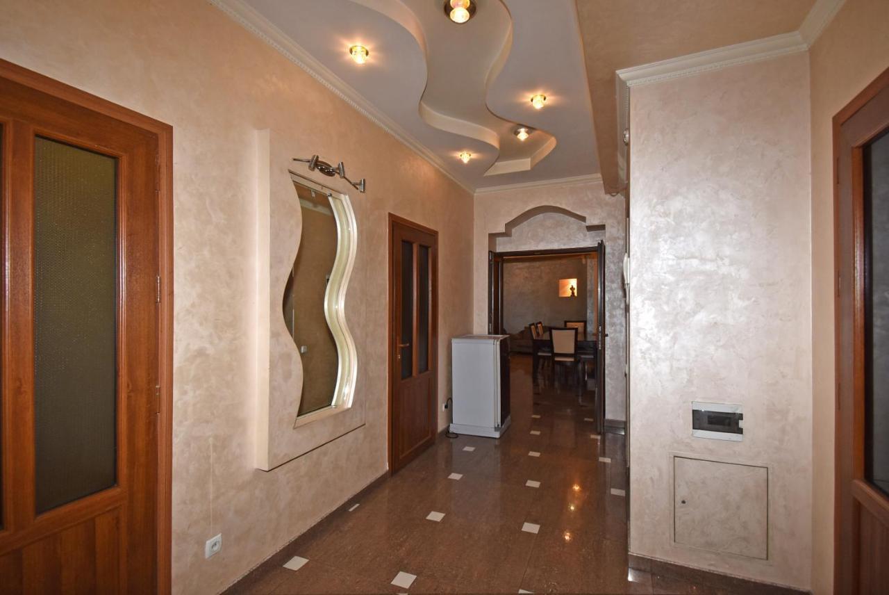 Armenak Apartment 5-Комнатная 耶烈万 外观 照片