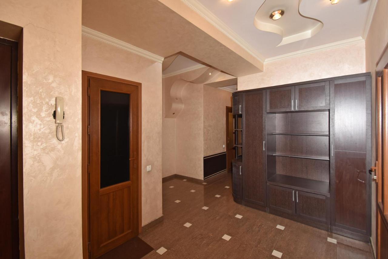 Armenak Apartment 5-Комнатная 耶烈万 外观 照片